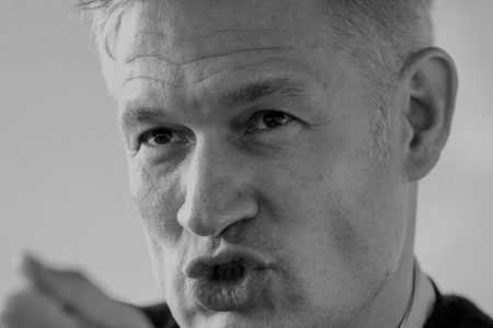 ARCHIV - 20.10.2020, Berlin: Ulf Poschardt, damaliger Chefredakteur der "Welt-Gruppe", spricht in den neuen Redaktionsräumen der Zeitung «Die Welt» im Springer-Neubau in einem Interview mit einer Journalistin der Deutschen Presse-Agentur. (zu dpa: «Ulf Poschardt gibt Posten als «Welt»-Herausgeber ab») Foto: Kay Nietfeld/dpa +++ dpa-Bildfunk +++